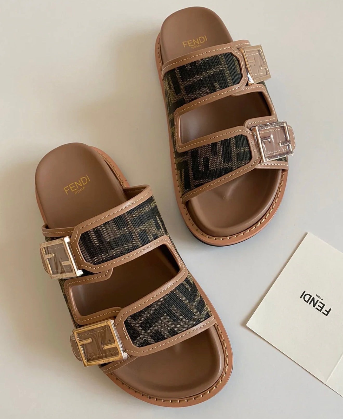 “FNDI“ BRAUNE SANDALEN